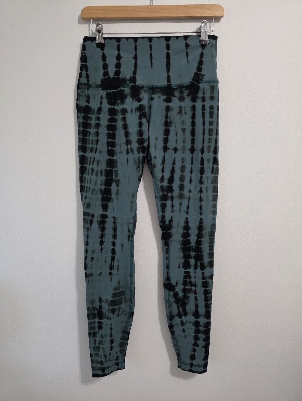 147. Lululemon Like New Teal/black Leggings